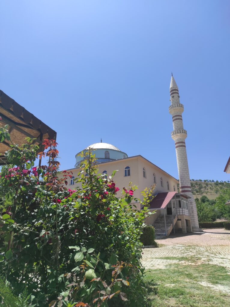 Akcakiraz Beldesi Yesilyurt Mahallesi Camisi güller