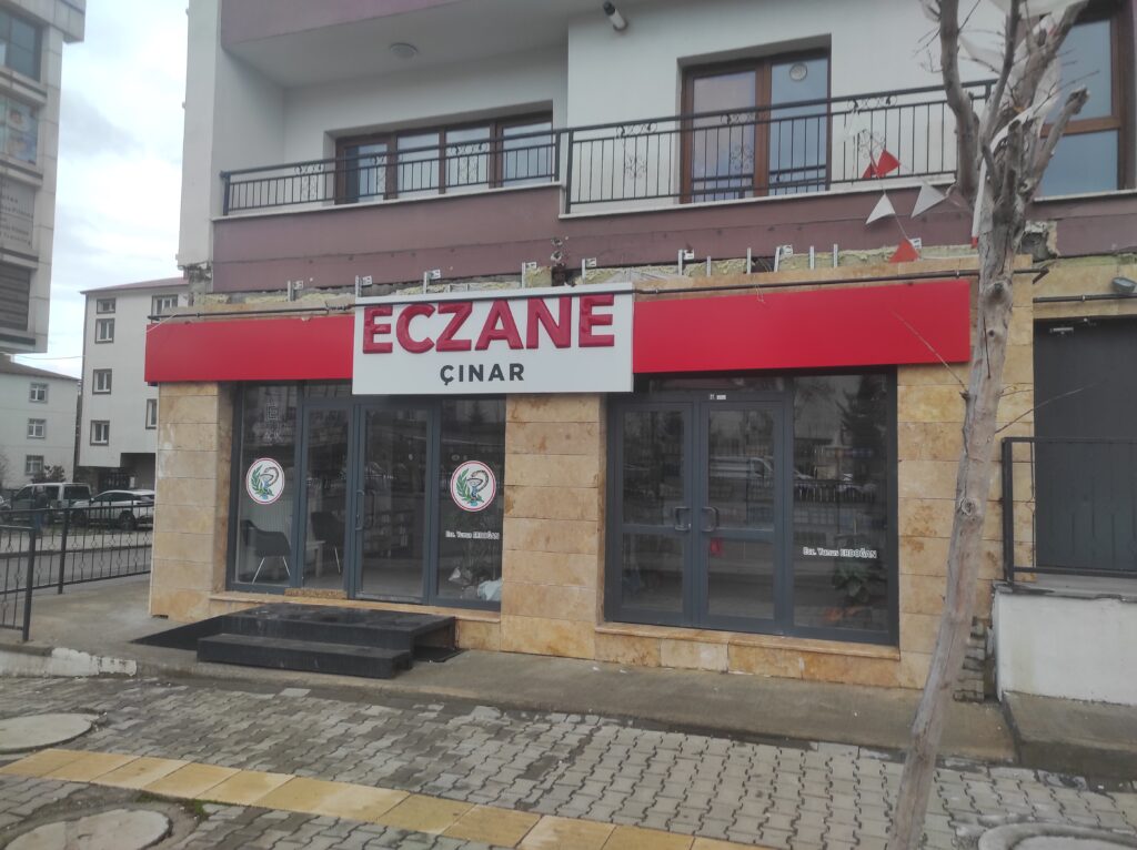Çınar Eczanesi dıştan görünüm