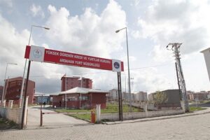 Ardahan Yurdu yerleşkesi ve giriş kapısı — KYGM