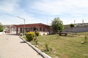 Yozgat Öğrenci Yurdu yerleşke giriş bahçesi — KYGM
